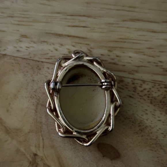 Vintage-Inspired Cameo Brooch with Silver Frame - Picture 2 of 2